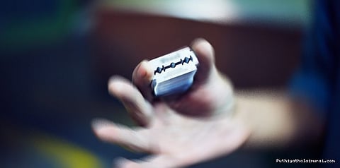 காதலிக்க மறுத்த மாணவியின் கழுத்தை பிளேடால் அறுத்த மாணவன்