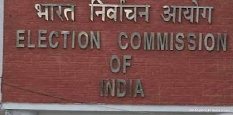 கட்சி இணையதளத்தில் இரட்டை இலை: தினகரனுக்கு நோட்டீஸ்