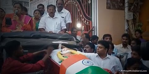 சவப்பெட்டியில் ஜெயலலிதா உருவபொம்மை: நூதன முறையில் வாக்கு கேட்ட ஓபிஎஸ் அணி