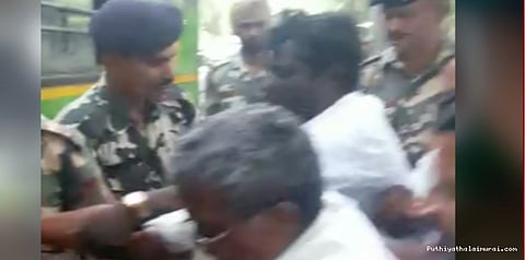 தமிழக விவசாயிகள் மீது டெல்லி காவல்துறை தடியடி