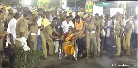 தீ மிதித்த மாற்றுத்திறனாளி காயம்