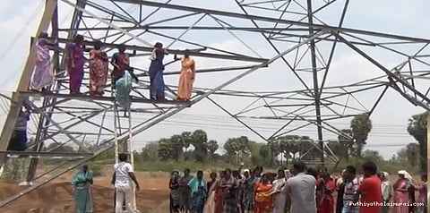 மின்கோபுரம் மீதேறி போராடிய பெண்கள்