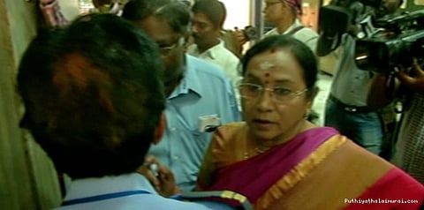 வருமான வரித்துறை முன் கீதாலட்சுமி ஆஜர்