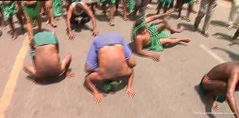 குட்டிக்கரணம் அடித்து விவசாயிகள் போராட்டம்