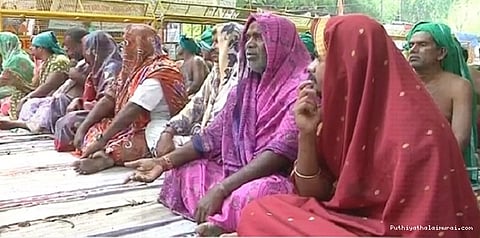 பெண் வேடமிட்டு விவசாயிகள் போராட்டம்