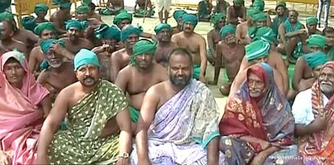 வளையல் அணிந்து விவசாயிகள் போராட்டம்