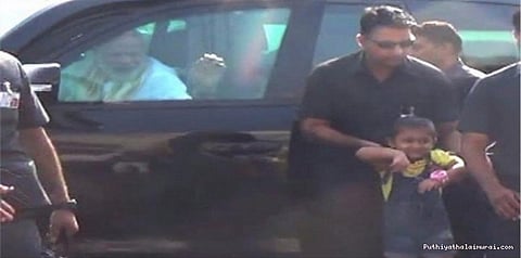 4 வயதுச் சிறுமிக்காக காரை நிறுத்திய மோடி