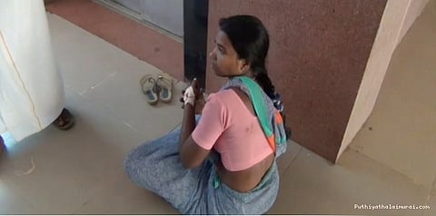 மதுக்கடையை எதிர்த்த பெண்ணை மதுபாட்டிலால் குத்திய கும்பல்