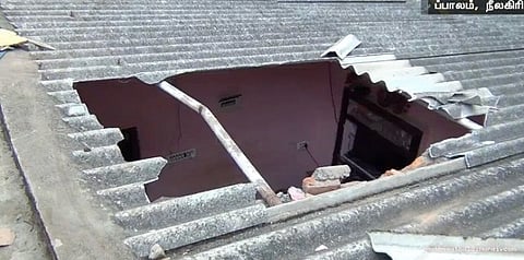 கூரை பிய்த்துக்கொண்டு... யானை விழுந்தால்?