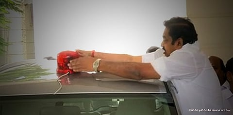 தன் காரிலிருந்த சுழல் விளக்கை தானே அகற்றிய முதலமைச்சர் பழனிசாமி