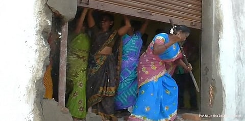 டாஸ்மாக் கடையை அடித்து நொறுக்கிய பெண்கள்