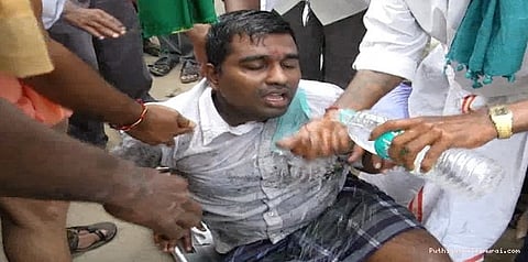 சாக்கடைக்குள் இறங்கி சமூக ஆர்வலர் போராட்டம்