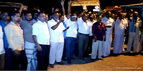 விவசாயிகளுக்கு ஆதரவு: 2 மணி நேரம் பேருந்துகள் நிறுத்தம்