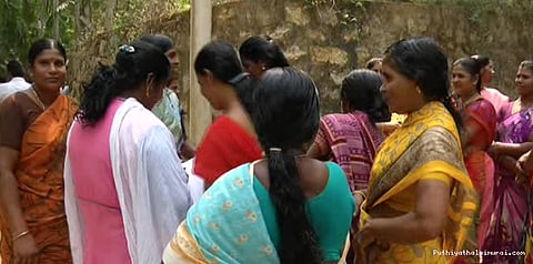 மது அருந்துவது போல் நடித்து போராட்டம்