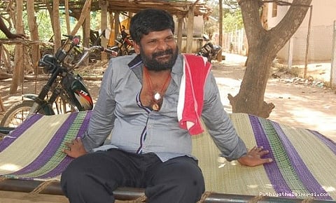 கோவில் கட்டும் கவிஞர்.. கைகொடுக்கும் கஞ்சா கருப்பு!