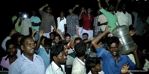 குழாய் ஏற்றி வந்த ஓ.என்.ஜி.சி வாகனங்கள் சிறைபிடிப்பு