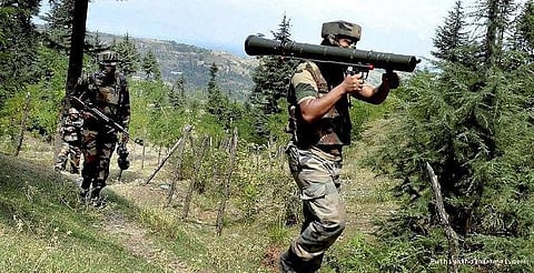 ராணுவ முகாம் மீது பயங்கரவாதிகள் தாக்குதல்: 3 வீரர்கள் வீர மரணம்