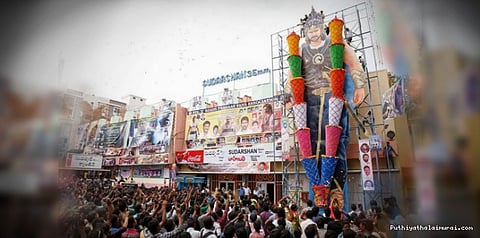 அடேங்கப்பா: பாகுபலி 2 டிக்கெட் வாங்க 3.கி.மீ கியூ!