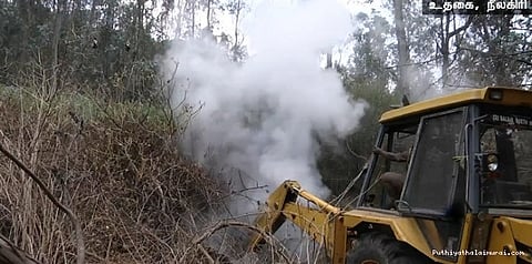 பூமியில் இருந்து புகை: பொதுமக்கள் பீதி