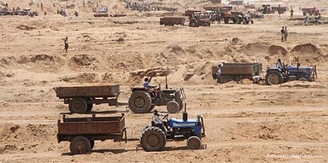 தமிழகத்தில் 9 மணல் குவாரிகள் திடீர் மூடல்