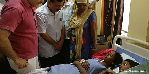 வாயு கசிவால் 300 மாணவிகள் பாதிப்பு.. அரவிந்த் கெஜ்ரிவால் நேரில் சந்தித்து ஆறுதல்