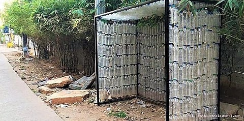 இது புதுசு...பிளாஸ்டிக் பாட்டிலில் பஸ் ஸ்டாப்..