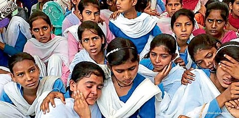 உண்ணாவிரதம் இருந்தால்..: மாணவிகளுக்கு பாலியல் மிரட்டல்!