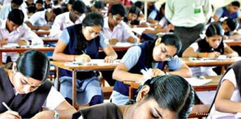 அதிக மார்க் வாங்கிய மாணவர்களின் புகைப்படங்கள் வெளியிடத் தடை