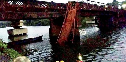 ஒருவரை காப்பாற்ற நினைத்து ஆற்றில் விழுந்த 50 பேர்: கோவாவில் சோகம்