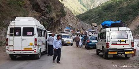 பத்ரிநாத் நிலச்சரிவு: பக்தர்கள் மீட்பு