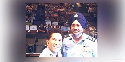 ஏர்ஃபோர்ஸ் வீரர்களுடன் படம் பார்த்த சச்சின்!