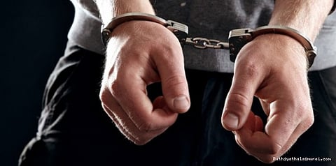 டிரைவருக்கு அடி, உதை: ஆட்டோவை கடத்திய 2 பெண்கள்