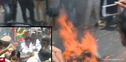 ரஜினி உருவ பொம்மை எரிப்பு: சென்னையில் ரணகளம்!