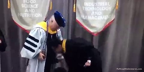 காலில் விழுந்த இந்திய மாணவன்: புரியாமல் விழித்த அமெரிக்க டீன்