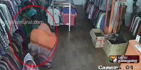 என்ன ஒரு துணிச்சல்... கும்பலாக வந்து கொள்ளையடித்த குடும்பம்!