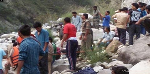 உத்தரகாண்டில் பேருந்து ஆற்றில் கவிழ்ந்து விபத்து - 24 பேர் பலி