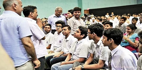 புத்தகப் புழுக்களாக இருக்காதீர்கள் - அர்விந்த் கெஜ்ரிவால்