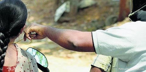 போலீஸ் போல் நடித்து சங்கிலி பறிக்கும் மஹாராஷ்டிர மாநில கொள்ளையர்கள்