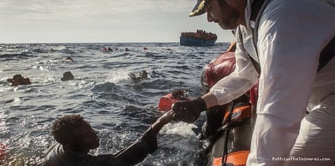 அகதிகள் படகு கவிழ்ந்து 30 பேர் பலி!