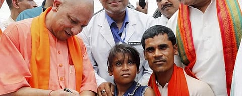 முதல்வர் யோகியை சந்திக்க தலித் மக்களை சோப்பு, ஷாம்பு கொடுத்து சுத்தமாகச் சொன்ன அதிகாரிகள்