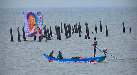 புதுவை முதல்வருக்கு கடலுக்குள் பிறந்தநாள் பேனர்