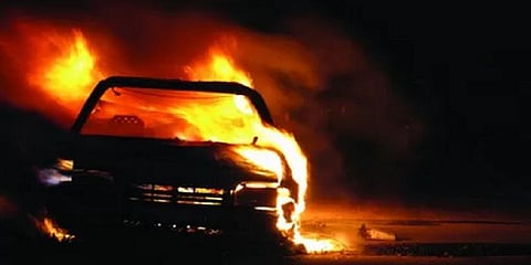 நள்ளிரவில் எரிந்தது கார்: 3 பேர் கருகி பலி!