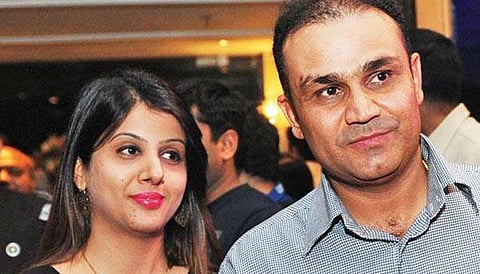 கடவுளை சமாளிச்சிடலாம்...மனைவியை: ஷேவாக் கிண்டல்!