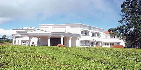 கோடநாடு எஸ்டேட்டை மிரட்டி வாங்கினார்: சசிகலா குடும்பம் மீது புகார்