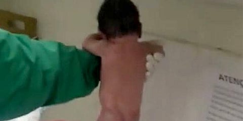 அட, பிறந்ததுமே நடக்கும் குழந்தை!