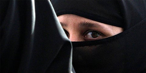 துப்பாக்கி முனையில் பலாத்காரம் செய்யப்பட்ட பெண்ணை கல்லால் அடித்துக் கொல்ல உத்தரவு