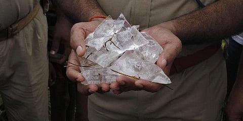 விழுப்புரத்தில் கள்ளச்சாராயம் விற்கப்பட்டதால் இளைஞர்கள் ஆத்திரம்