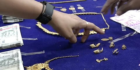 நகைகளை திருடி சொகுசுபயணம்... போலீசில் சிக்கினர் கல்லூரி மாணவர்கள்