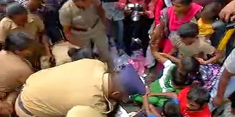 ஐஐடி வளாகம் முற்றுகை: போலீசார் மாணவர்களிடையே தள்ளுமுள்ளு!