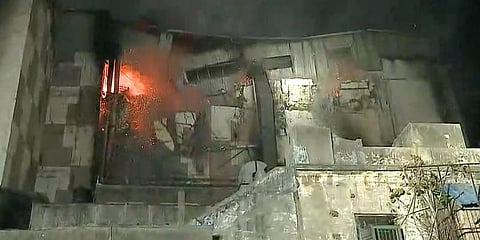 2-வது நாளாக பற்றி எரிகிறது தீ! முன்பகுதியும் இடிந்தது